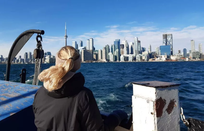 Torontos skyline från båt, med vatten i förgrunden. Foto.