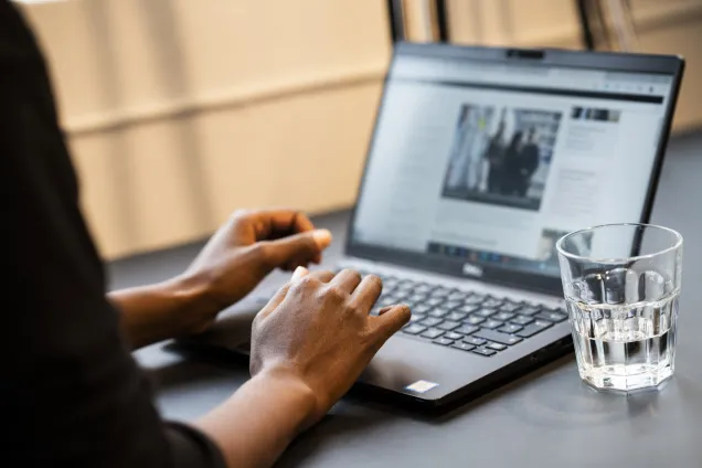 Närbild på laptop. Foto.